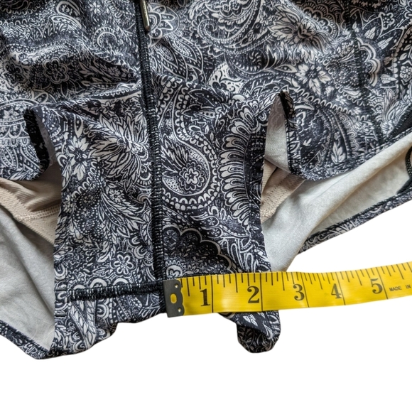Lululemon Hotty Hot Short Mini Antique Paisley White Black Rel: 9/16 Women's 6 - Picture 16 of 16